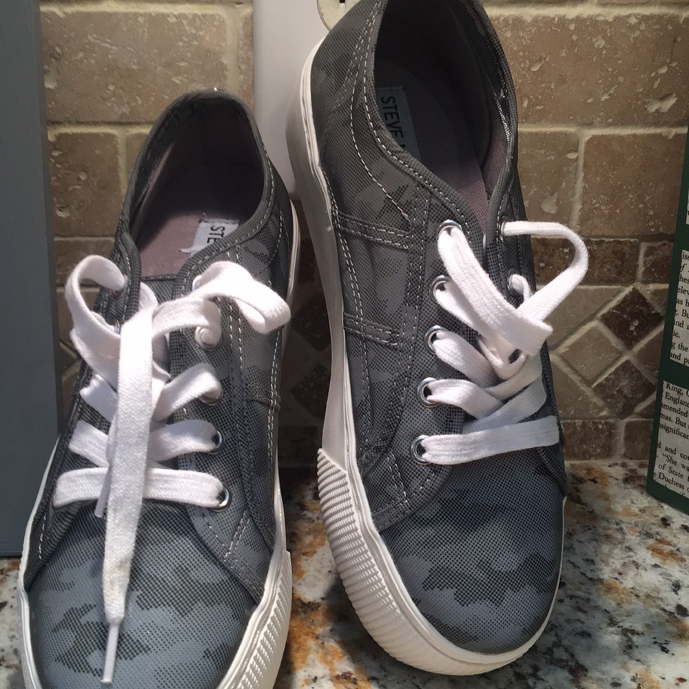 Steven Madden Women's Emmi Sneaker